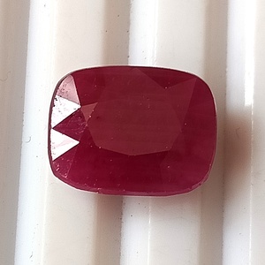 Pierre précieuse naturelle en rubis africain de 6,45 carats, taille coussin, facettée, non montée - Product Image 3