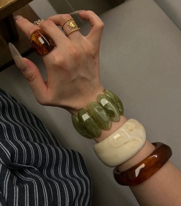 Bracelets en résine imperméables de luxe pour femmes, design tendance, finition lisse, couleurs personnalisées, accessoire de mode pour les événements - Product Image 3