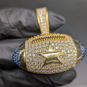 Pendentif Breloque Ballon de Rugby Personnalisable en Moissanite Plaqué Rhodium, Argent Sterling 925 Glacé, Bijou de Mode Style Sportif pour Hommes - Product Image 1