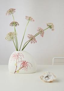 แจกันเซรามิกตกแต่งลายดอกไม้สไตล์ศิลปะ พร้อมดีไซน์โค้งมนที่เป็นเอกลักษณ์ ผิวสัมผัสนุ่มแบบด้าน และลวดลายดอกสีชมพู สำหรับตกแต่งภายในสไตล์โมเดิร์น - Product Image 2