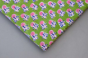 Tela de algodón estampada a mano con motivos florales verdes estilo Jaipuri |   Tela de algodón suave de la India para ropa, decoración del hogar y muchos usos más. - Product Image 5