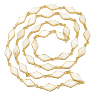 Collier de 32 pouces de long en laiton plaqué or, avec perles nacrées en forme de cerf-volant, serti d'une monture vintage et orné de breloques de mariage perlées - Product Image 2