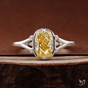 Anillo de compromiso con diamante curvado alargado de color amarillo intenso, certificado por IGI, de 1.53 quilates, con engaste en oro de 10 quilates. - Product Image 1