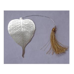 Marque-page en feuille d'argent de haute qualité avec pompon en métal laiton Page marqueur cadeaux pour les amateurs de livres personnaliser les signets en gros - Product Image 3