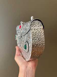 กระเป๋าคลัทช์งานแฮนด์เมด รูปทรงไม่สมมาตร ขนาดสั่งทำพิเศษ ทำจากทองเหลือง สลักลายสวยงาม สำหรับงานปาร์ตี้ ราคาสบายกระเป๋า โดย Universal Overseas - Product Image 3