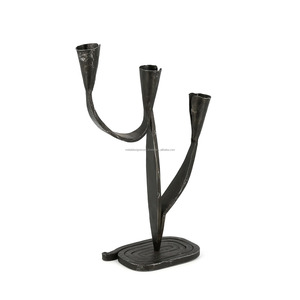 Lot de 2 bougeoirs en fer forgé noir forgé à la main 3 bras Bougeoir brutaliste pour la décoration de la maison et du jardin - Product Image 2