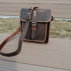 Sacoche Aurelius Signature en cuir pleine fleur - Product Image 3