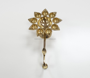 ตะเกียงน้ำมันทองเหลืองแบบดั้งเดิมสำหรับพิธีกรรมอัตติปุจจา งานฝีมือชุบทอง ศิลปะพื้นบ้าน เหมาะสำหรับบูชาในวัด บ้าน และตกแต่งในเทศกาลต่างๆ - Product Image 1