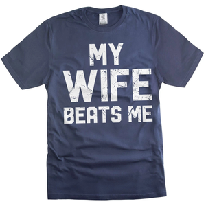 Camiseta de Algodón 100% Ecológica Unisex de Manga Corta con Estampado Frontal de Serigrafía: Mi Esposa Me Da Golpes (Broma Divertida) - Product Image 3