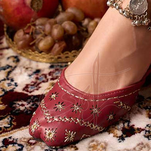 Embrace Serenity - Zapatos Khussa Personalizables para Mujer, Diseño Detallado Hecho a Mano con Adornos de Piel Sintética - Product Image 6