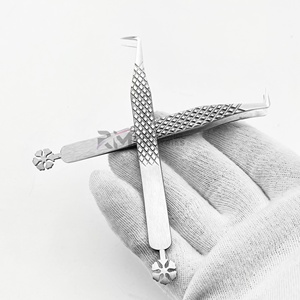 Pinzas para pestañas RMI, nuevo producto, diseño plateado con mariposa y flor en la parte inferior, punta mate a 90 grados. - Product Image 6