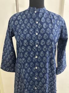 ชุดเดรสยาวทรงตรงผ้าฝ้ายพิมพ์ลายสีน้ำเงินกรมท่าสำหรับผู้หญิง แขน 3/4 สไตล์ลำลองใส่ได้ทุกวัน ติดกระดุมด้านหน้า ความยาวระดับเข่า - Product Image 2