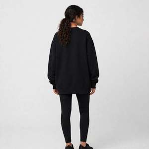เสื้อสเวตเชิ้ตผ้าเจอร์ซีย์คอกลมสีดำพิมพ์ลายตัวอักษร Fiona สไตล์ลำลองทรงโอเวอร์ไซส์ น้ำหนักเบา สำหรับผู้หญิงไซส์พลัส ผ้าฝ้าย ใส่ได้ในฤดูร้อน - Product Image 5