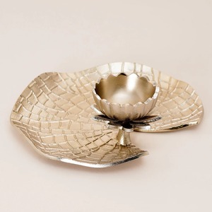 Bol à fruits en métal fait main avec base en forme de feuille, design oriental poli, pour décoration de mariage - Product Image 1