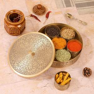 Boîte de rangement artisanale 100% laiton, belle couleur dorée, boîte à épices/masala d'Inde, pour la cuisine. - Product Image 3