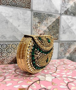 Pochette élégante avec travail Kundan de qualité supérieure, idéale pour les mariages, les fêtes et les occasions festives. - Product Image 1