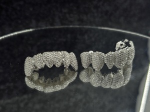 Nuevo Diseño Personalizado de Grillz de 16 Dientes con Incrustaciones de Diamantes de Imitación, en Oro Blanco, para Hombre y Mujer, Plata 925, D VVS, Moissanita, para Compromiso y Boda - Product Image 2