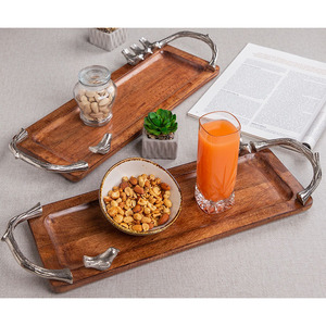 Plateau de service rectangulaire élégant en bois, avec une finition bois riche et des poignées uniques en forme de branche argentée décorées d'oiseaux - Product Image 4