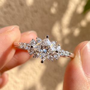 Impresionante Anillo de Compromiso con Diamantes en Corte Princesa y Piedra Lateral Redonda en Oro Blanco con Engaste de Garras y Acento de Pavé - Product Image 2
