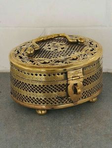 Boîte à cricket en laiton de qualité supérieure pour un style culturel et une décoration intérieure traditionnelle, avec une forme ovale et un fermoir décoratif. - Product Image 4