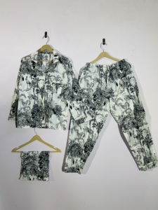 Conjunto de Pijama con Estampado de Jungla en Blanco y Negro |   Ropa de Dormir de Algodón para Mujer |   Conjunto de Muebles para Exteriores Estilo Safari - Product Image 1