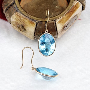 Pendientes de Oro Amarillo Sólido de 18K con Topacio Azul Natural Ovalado y Engaste de Bisel, Estilo Francés, de Memoria Jewels, Venta al por Mayor - Product Image 6