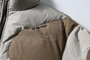 Chaqueta Varsity Acolchada para Hombre, Corte Slim, con Capucha y Cremallera, Bloques de Color, Cálida para Invierno, Uso Casual al Aire Libre, Servicio OEM, Patrón de Letras - Product Image 4