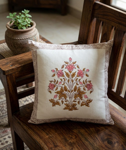 Housse de coussin carrée artisanale à imprimé botanique Arbre de Vie en beige, rose et marron, directement de l'usine, 18x18 - Product Image 1