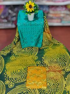 คุณภาพพรีเมี่ยมหมายเลข1ชุดเดรสผ้าพิมพ์ลายดิจิตอลของชาวสวิสเดรสลายพื้นหลังสีน้ำตาลและดีไซน์คอยล์ทอง - Product Image 3