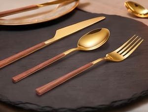 Ensemble de couverts élégants avec manche en bois, en acier inoxydable de qualité supérieure, finition dorée, pour la cuisine, les fêtes, les mariages et les dîners. - Product Image 3