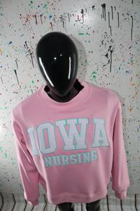 Sudadera IOWA Nursing Baby Pink con cuello alto, 100% algodón, aplique blanco bordado, cuello ancho, hilos finos. - Product Image 5