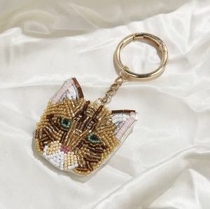 Porte-clés vintage faits à la main avec strass, lettres de l'alphabet multicolores, breloques de poignet, motif chat noir et blanc - Product Image 3