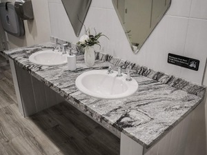 Dalle de granit blanc Viscont de luxe – Pierre naturelle blanche de qualité supérieure pour îlots de cuisine, revêtements de sol et revêtements muraux - Product Image 1