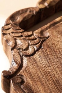 เขียงไม้กระถินแกะสลักลายดอกไม้แบบกำหนดเอง พร้อมสลักชื่อ  ทนทาน ปลอดภัยสำหรับอาหาร เหมาะสำหรับเป็นของขวัญ - Product Image 5