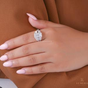 Bague de mariage de luxe pour femme en or plaqué 14 carats avec diamant de laboratoire rond brillant de 4,19 carats et halo à trois pierres - Product Image 4