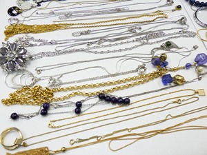 Qualité Exceptionnelle, Prix Imbattables : 50 Colliers Chinois d'Occasion, Assortiment de Breloques, Style Décontracté et Tendance - Product Image 5