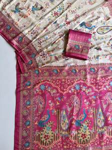 ส่าหรีผ้าไหมซาตินสีเดียวพร้อมดีไซน์รูปนกยูงแบบพรีเมี่ยม - Product Image 2