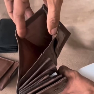 Élégant Portefeuille Marron Texturé Alligator Multi-emplacements à Trois Volets avec Dragonne, Compartiment Zippé pour Billets et Organiseurs de Cartes de Voyage - Product Image 4