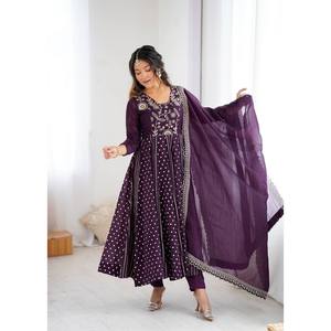 Magnifique robe Anarkali en polyester avec broderie et travail de sequins, taille XL, pour les occasions de mariage - Product Image 6
