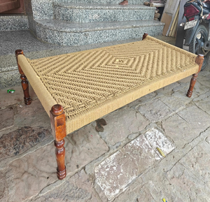 Banc charpai élégant en bois noir avec tressage en corde naturelle, disponible à prix de gros. - Product Image 6