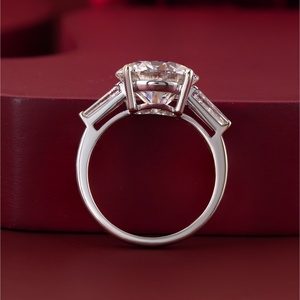 Bague en or blanc 14 carats avec 3 diamants taille émeraude VVS1-VVS2 et baguette conique, 5,00 CT - Product Image 3