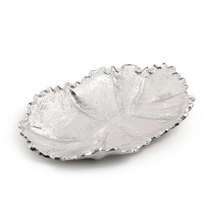 Plateau de service en aluminium couleur argent au design avantageux, plateau de présentation de bijoux, vaisselle de qualité supérieure, plat de service en forme de feuille - Product Image 1