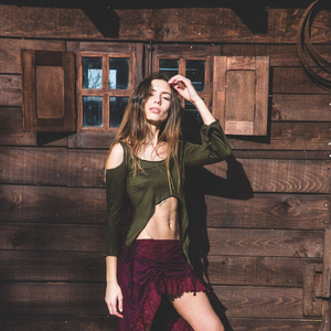 Elegante Blusa con Hombros Descubiertos y Mangas Acampanadas, con Estética Bohemia y Diseño Inspirado en la Fantasía, Regalo para Ella - Product Image 1