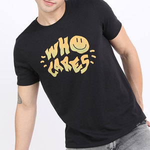 Camiseta Negra de Manga Corta para Hombre con Logotipo Amarillo en el Frente, Cuello Redondo, Corte Regular, Estilo Casual de Algodón Jersey - Product Image 4