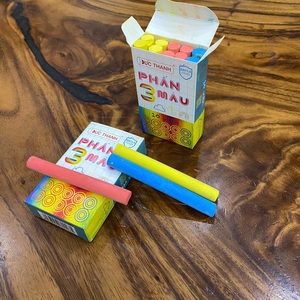 Craie de couleur dure non toxique et sans poussière Duc Thanh pour tableau noir, idéale pour les enseignants – Prix abordable - Product Image 1