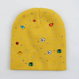 Bonnet en tricot classique avec strass étincelants pour temps froid, détails brillants en cristal - Product Image 4