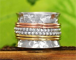 Bague rotative à trois tons en argent sterling 925, large bande martelée, avec perles en cuivre et laiton, bague anti-stress - Product Image 4