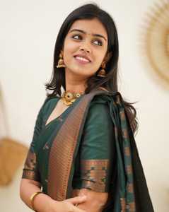 Sari de Seda Banarasi Tradicional de Calidad de Exportación con Elegante Zari Pallu, Ropa para Bodas y Festivales, Disponible para la Venta - Product Image 3