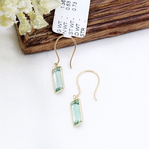 Boucles d'oreilles pendantes en or jaune 18 carats avec tourmaline verte naturelle géométrique, style fil français, Memoria Jewels, vente en gros - Product Image 1