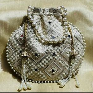 Elegante Bolso Potli Bordado con Perlas de Color Marfil, con Detalles Intrincados Hechos a Mano en Zardozi y Borlas con Cuentas para Bodas - Product Image 1